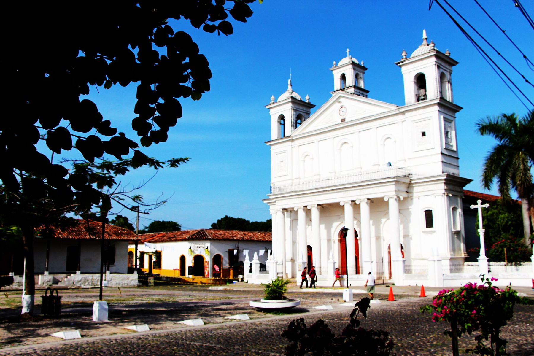 Santa Lucía church and central plaza in Suchitoto, El Salvador