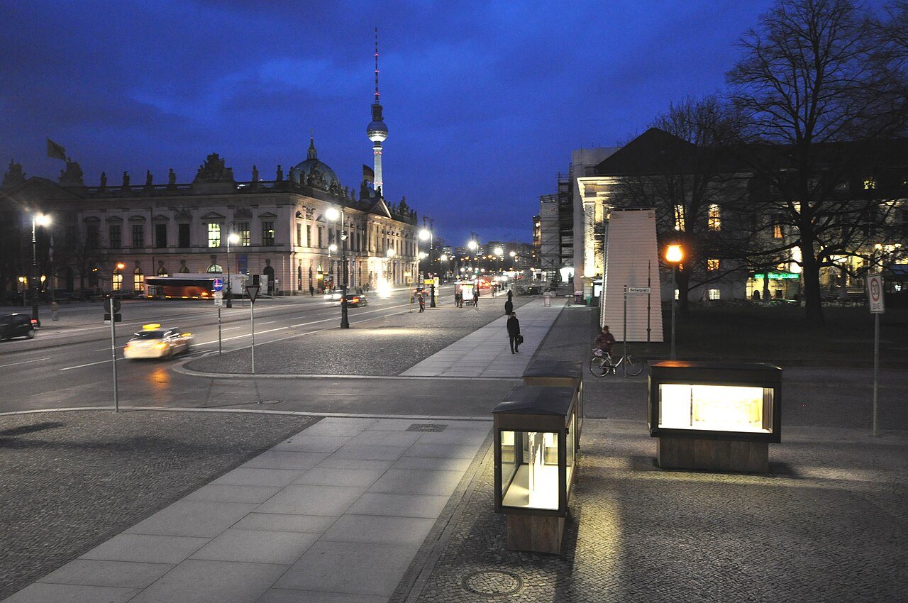 Historic center: Lascar Unter den Linden boulevard and the German Historical Museum