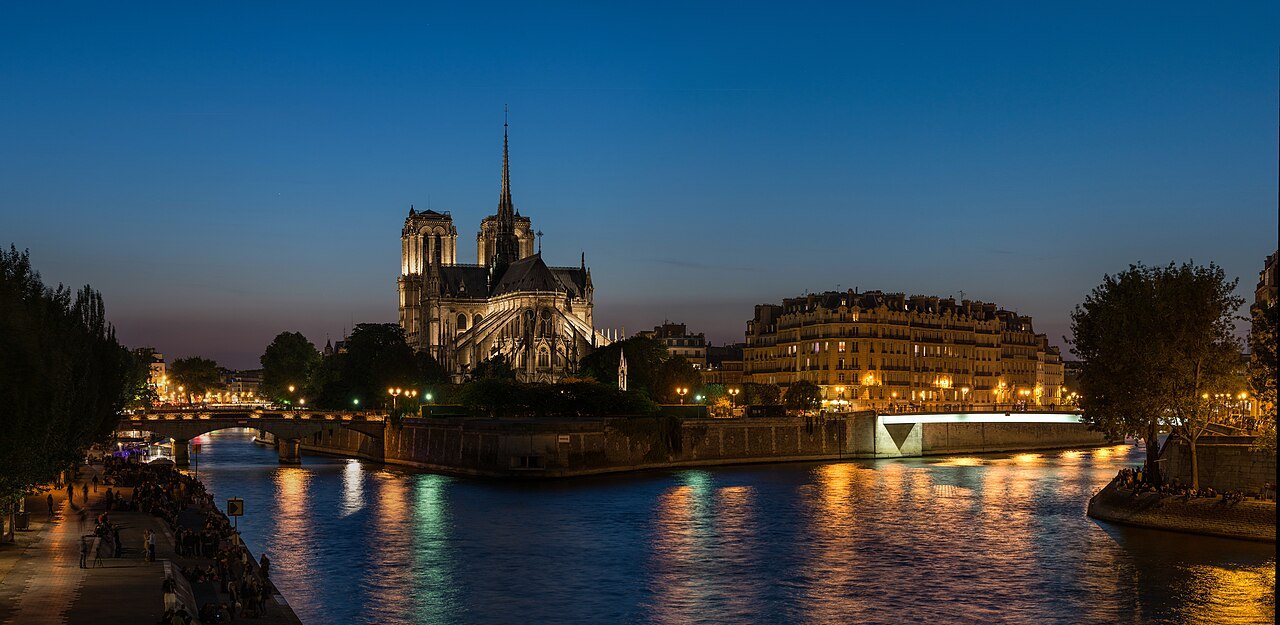 Historic Paris & the Seine: Notre Dame de Paris and Île de la Cité at dusk 140516 2