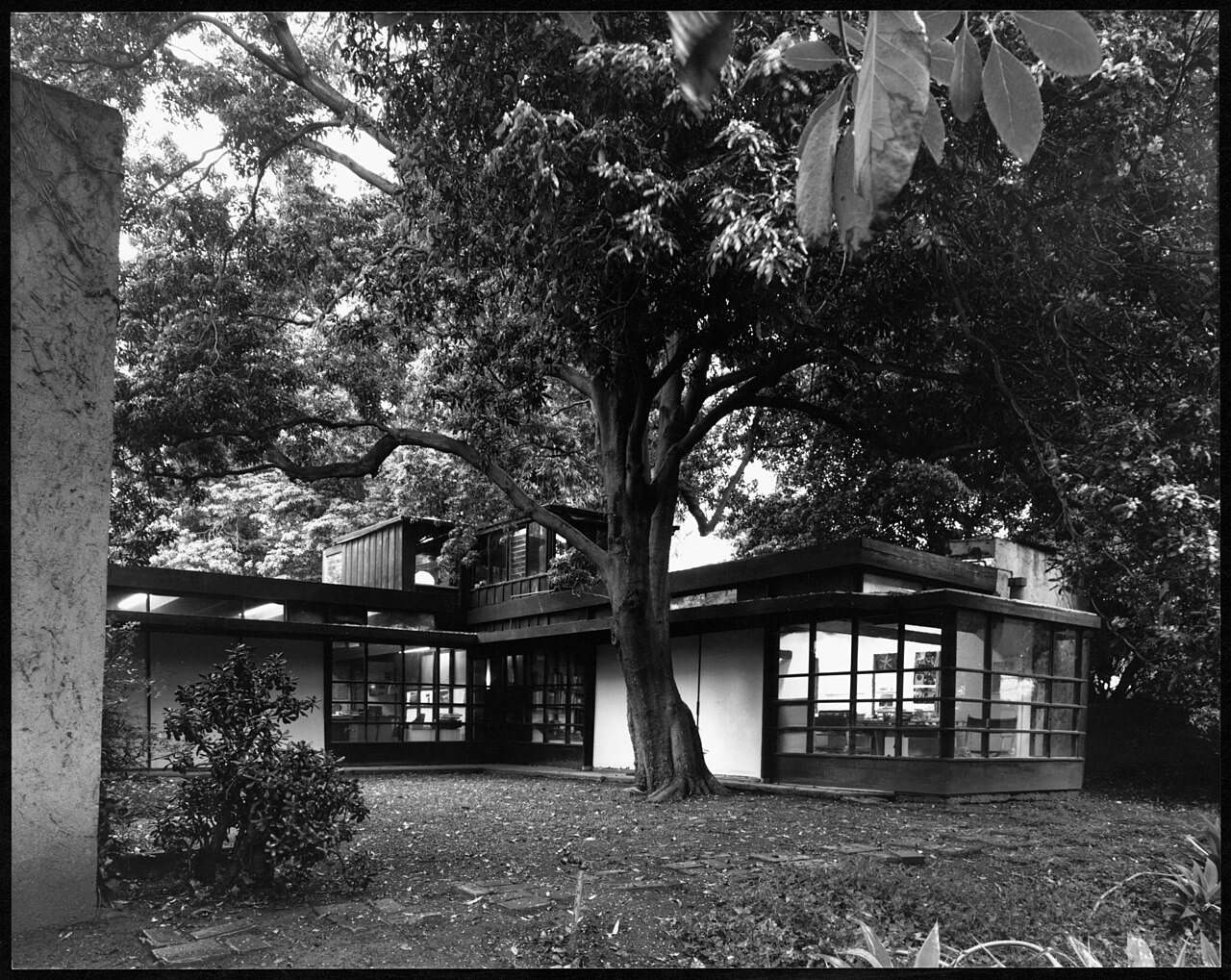 Museums & architecture: Exterior view of the R.M. Schindler residence, West Hollywood (previously Sherman), 1921 1922 (shulman 1997 JS 315 ISLA)