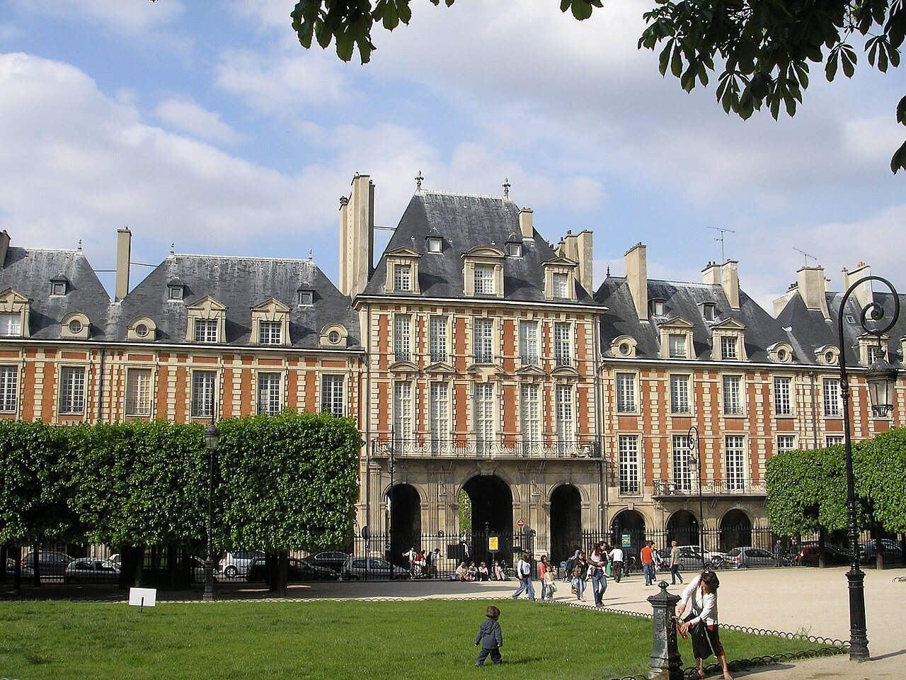 The Marais: Place Vosges Paris Mai 2006 001