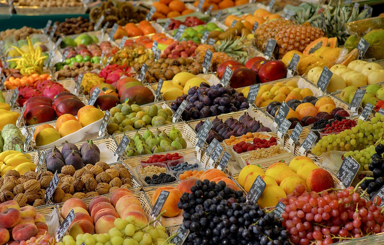 Bavarian food & culture: Münchner Viktualienmarkt Verkaufsstand mit Früchten