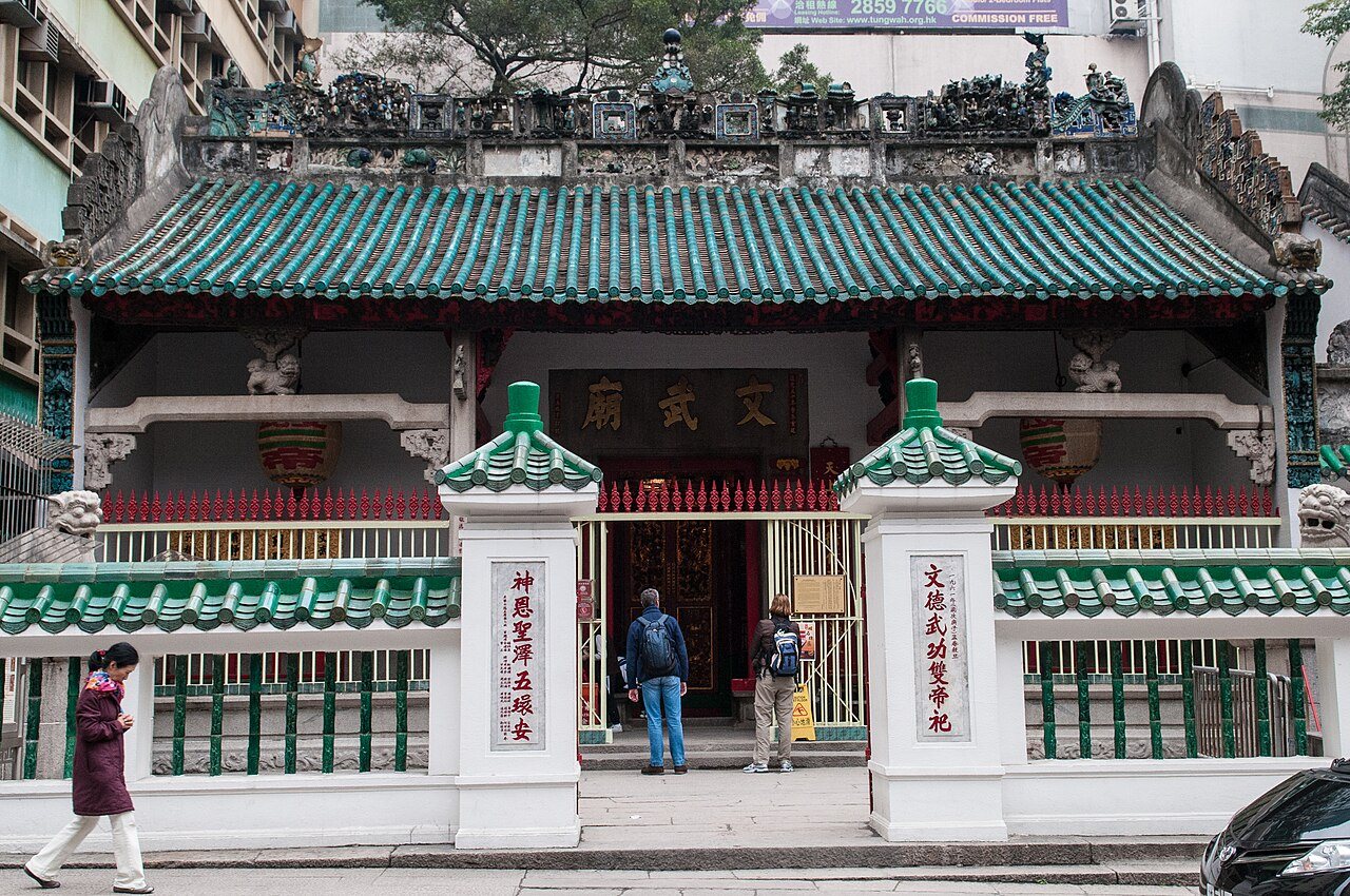 Temples & neighborhoods: Man Mo Temple in Hong Kong