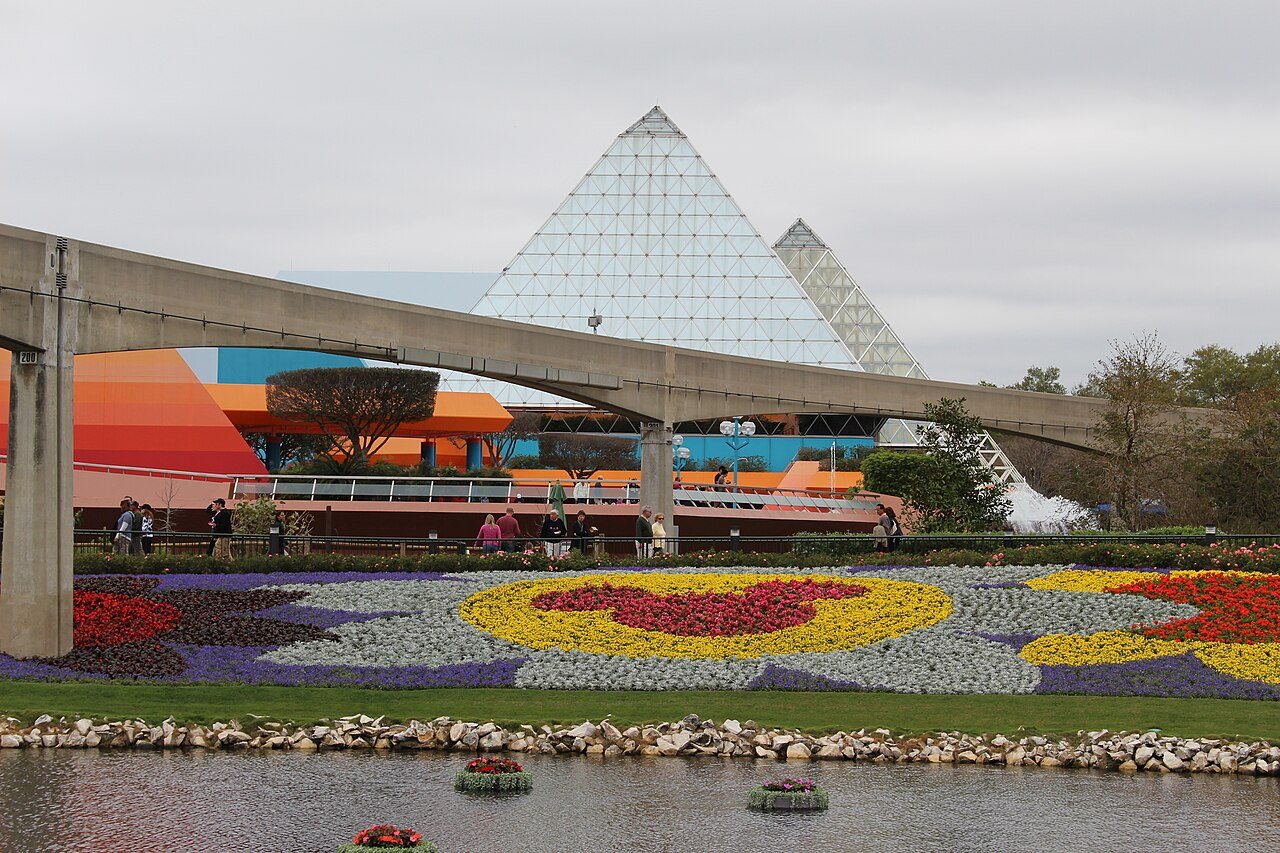 Family pacing: EpcotFlowerGarden2015 022