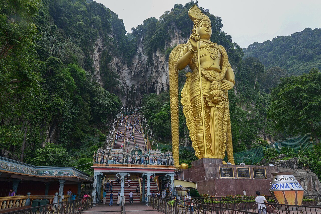 Batu Caves: 272 steps lead to the Batu Caves. On the right, the 43m statue of Murugan