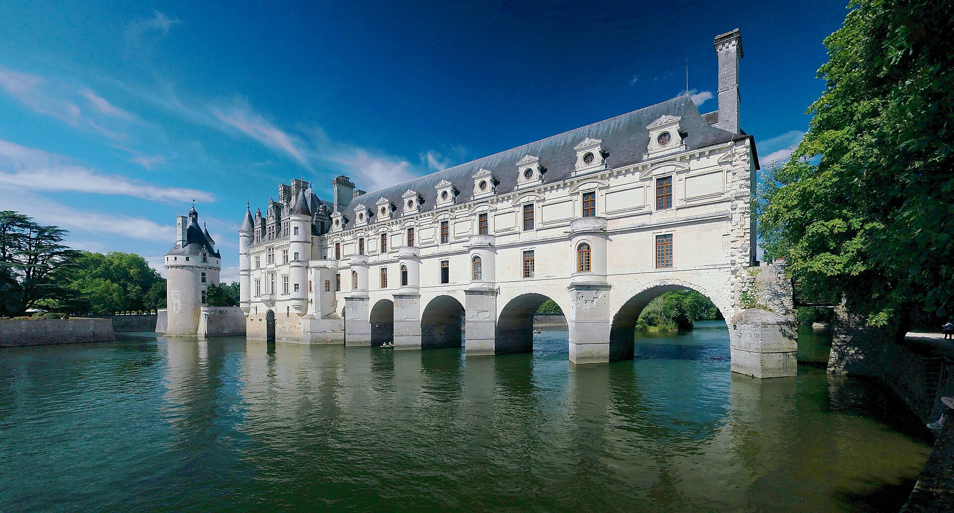 Chateau de Chenonceau spanning the River Cher