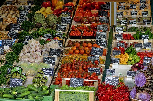 Neighborhood and culture for Munich: Münchner Viktualienmarkt Verkaufsstand mit Gemüse
