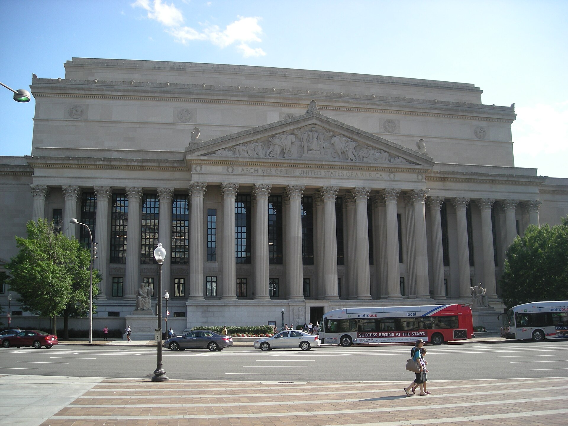 Columned facade of the National Archives facing Constitution Avenue